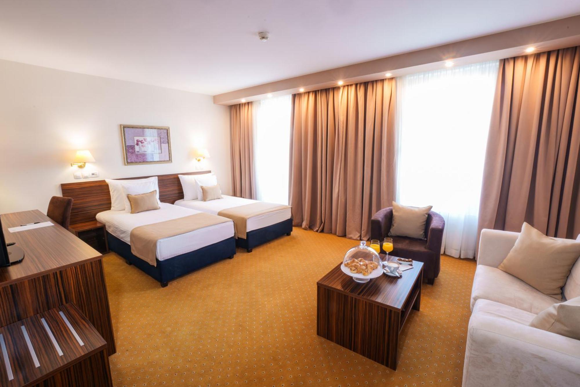 Hotel Monogram Park รูมา ภายนอก รูปภาพ